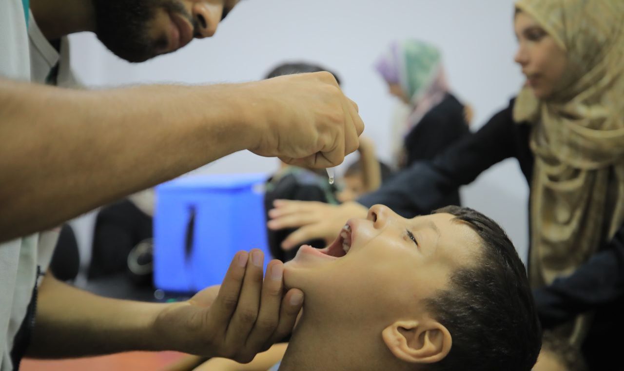 وزارة الصحة الفلسطينية تواصل حملات التطعيم جنوب القطاع ضد شلل الأطفال.. صور