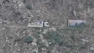 الخليج اليوم .. مشهد لا يوصف لانهيار صخري في اليمن فوق سيارات ومركبات.. فيديو