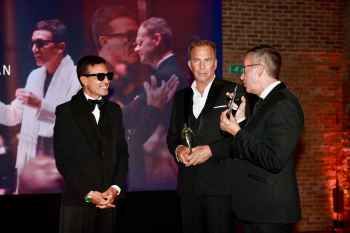 نجم هوليوود كيفن كوستنر يكرّم عمر حرفوش بجائزة السلام العالمي في مهرجان فينيسيا السينمائي