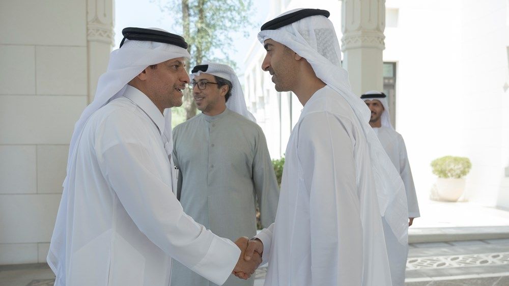 منصور بن زايد يستقبل رئيس الديوان الأميري في قطر