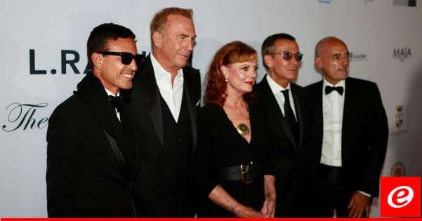 نجم هوليوود كيفن كوستنر يكرّم عمر حرفوش بجائزة السلام العالمي في مهرجان فينيسيا السينمائي