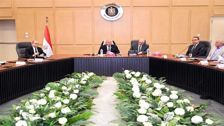 الصناعة: عدم منح تراخيص بناء جديدة بمنطقتين في بني سويف إلا بعد تخطيط وترفيق المنطقتين