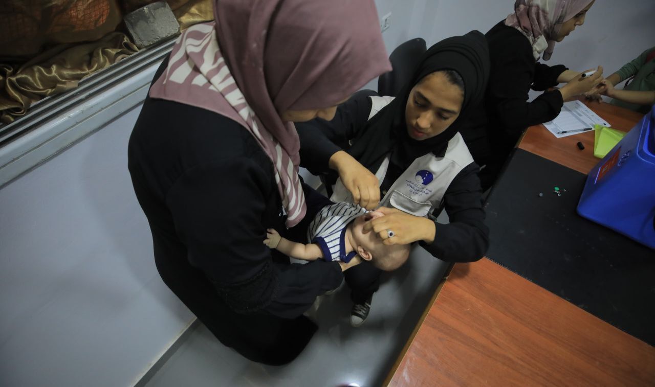 وزارة الصحة الفلسطينية تواصل حملات التطعيم جنوب القطاع ضد شلل الأطفال.. صور