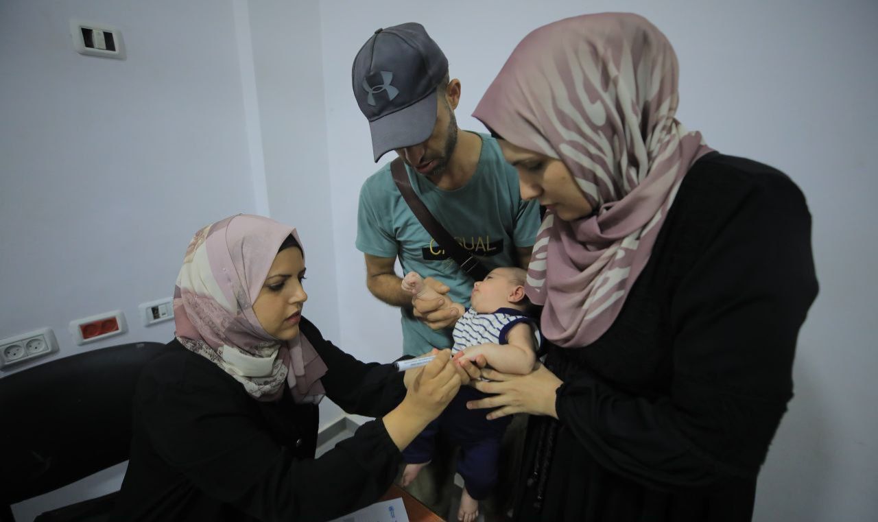 وزارة الصحة الفلسطينية تواصل حملات التطعيم جنوب القطاع ضد شلل الأطفال.. صور