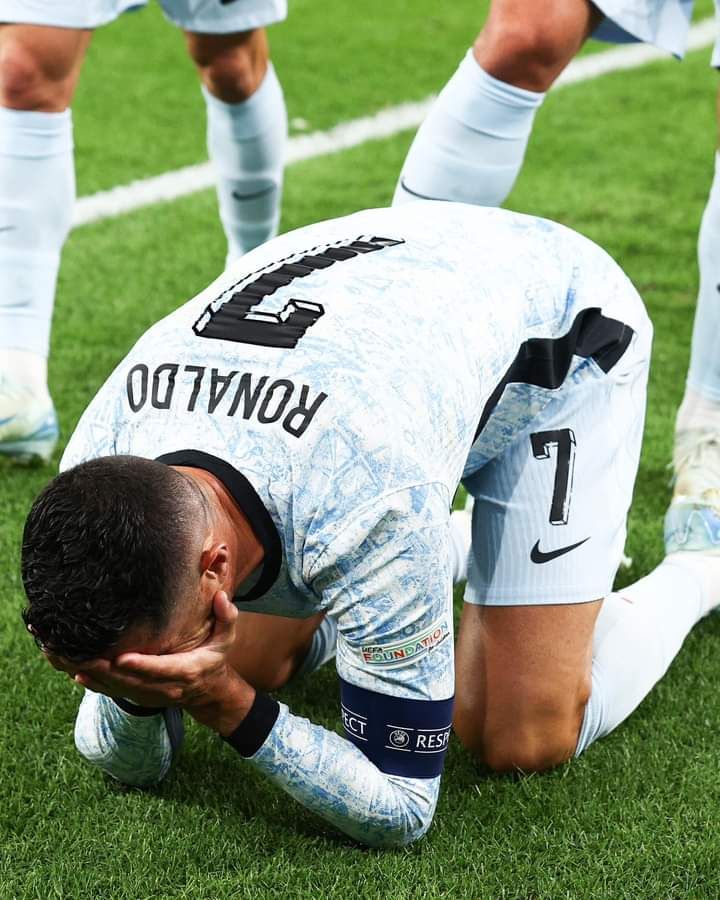 رونالدو ينهار من البكاء بعد وصوله إلى الهدف رقم 900 (فيديو)