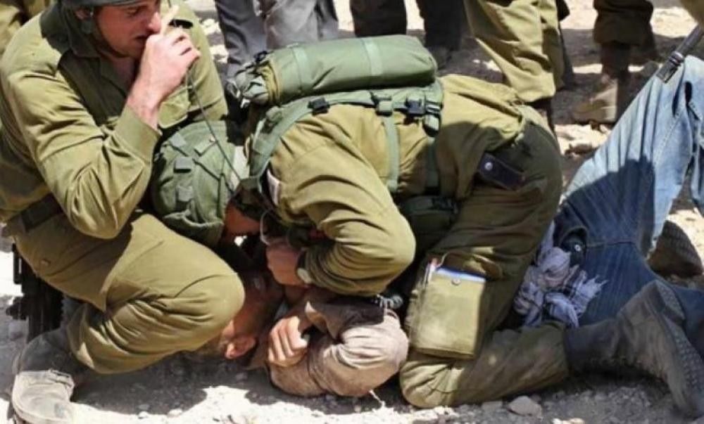 الاحتلال يبتر أصابع شاب ومستعمرون يحرقون مركبة وسقوط شهداء