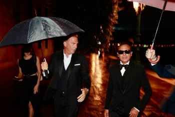 نجم هوليوود كيفن كوستنر يكرّم عمر حرفوش بجائزة السلام العالمي في مهرجان فينيسيا السينمائي