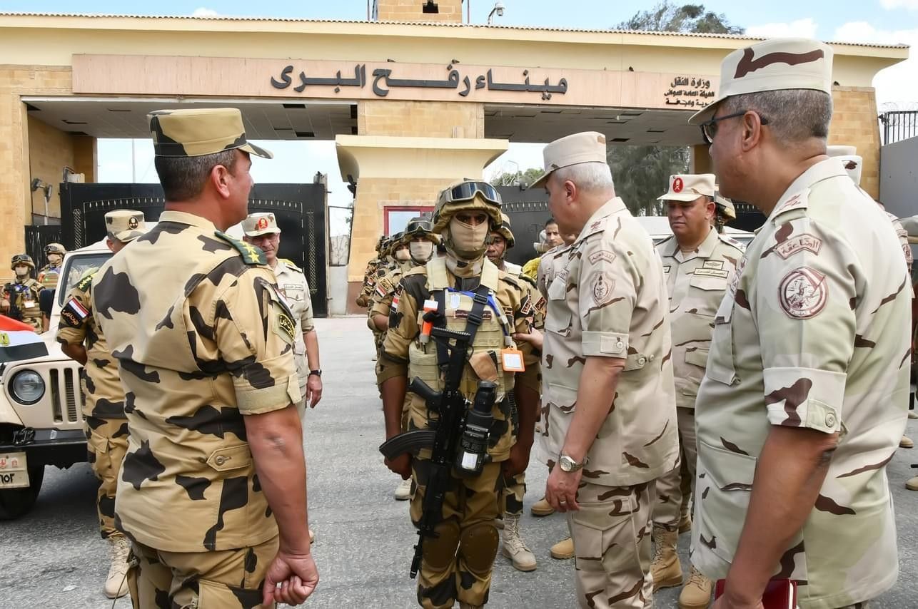 محدث بالفيديو والصور: رئيس أركان الجيش المصري يُجري زيارة مفاجئة للحدود مع قطاع غزة