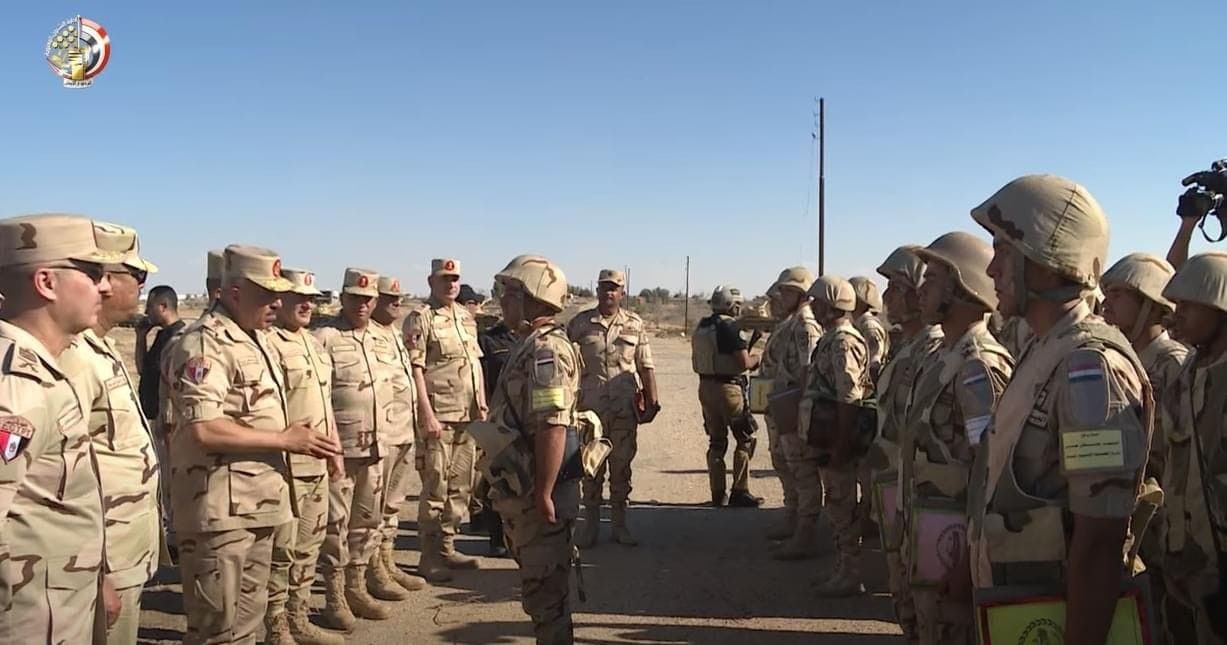 محدث بالفيديو والصور: رئيس أركان الجيش المصري يُجري زيارة مفاجئة للحدود مع قطاع غزة