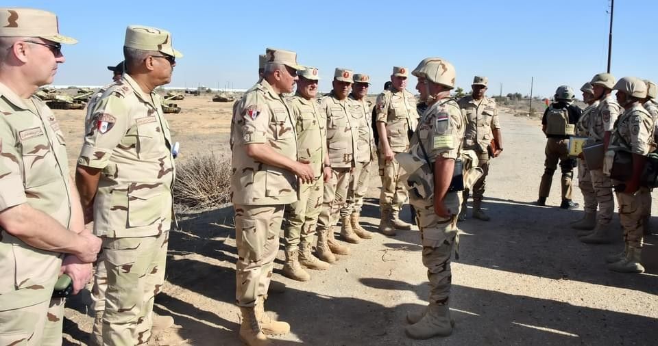 محدث بالفيديو والصور: رئيس أركان الجيش المصري يُجري زيارة مفاجئة للحدود مع قطاع غزة