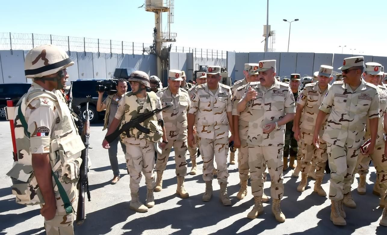 محدث بالفيديو والصور: رئيس أركان الجيش المصري يُجري زيارة مفاجئة للحدود مع قطاع غزة