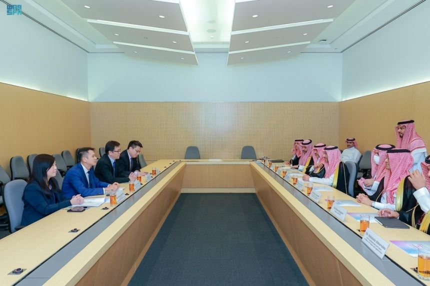 وزير الصناعة يبحث تعزيز التعاون مع مسؤولين في هونج كونج