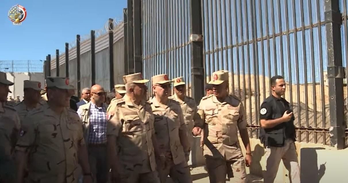 محدث بالفيديو والصور: رئيس أركان الجيش المصري يُجري زيارة مفاجئة للحدود مع قطاع غزة