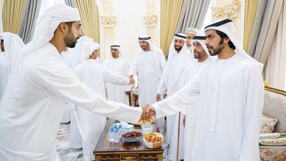 سيف بن زايد وخليفة بن طحنون يعزيان في وفاة هيرة خليفة الخييلي