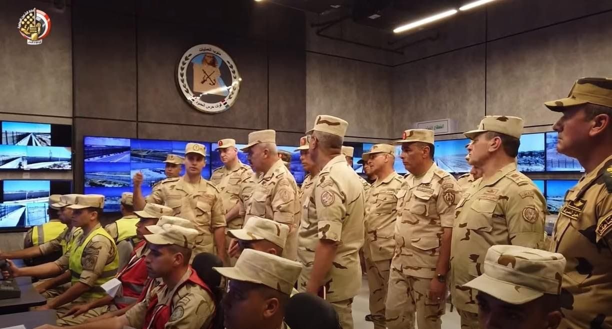 محدث بالفيديو والصور: رئيس أركان الجيش المصري يُجري زيارة مفاجئة للحدود مع قطاع غزة