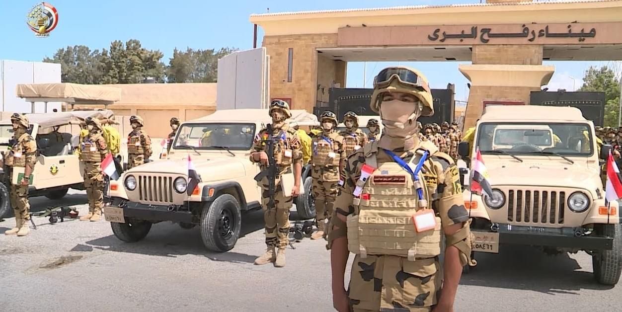 محدث بالفيديو والصور: رئيس أركان الجيش المصري يُجري زيارة مفاجئة للحدود مع قطاع غزة