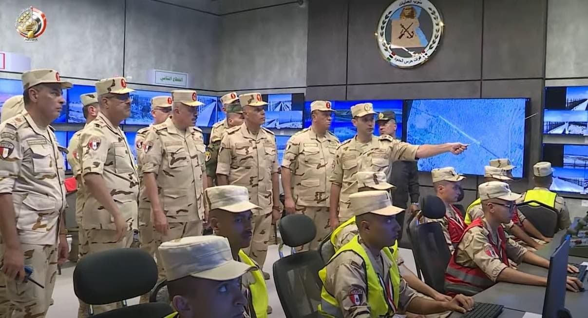 محدث بالفيديو والصور: رئيس أركان الجيش المصري يُجري زيارة مفاجئة للحدود مع قطاع غزة