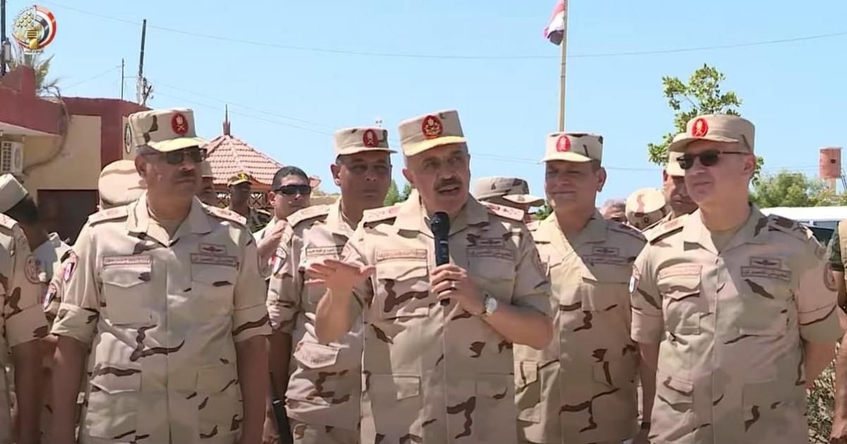 محدث بالفيديو والصور: رئيس أركان الجيش المصري يُجري زيارة مفاجئة للحدود مع قطاع غزة