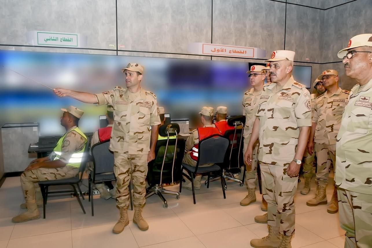 محدث بالفيديو والصور: رئيس أركان الجيش المصري يُجري زيارة مفاجئة للحدود مع قطاع غزة