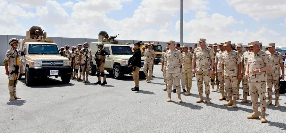 محدث بالفيديو والصور: رئيس أركان الجيش المصري يُجري زيارة مفاجئة للحدود مع قطاع غزة