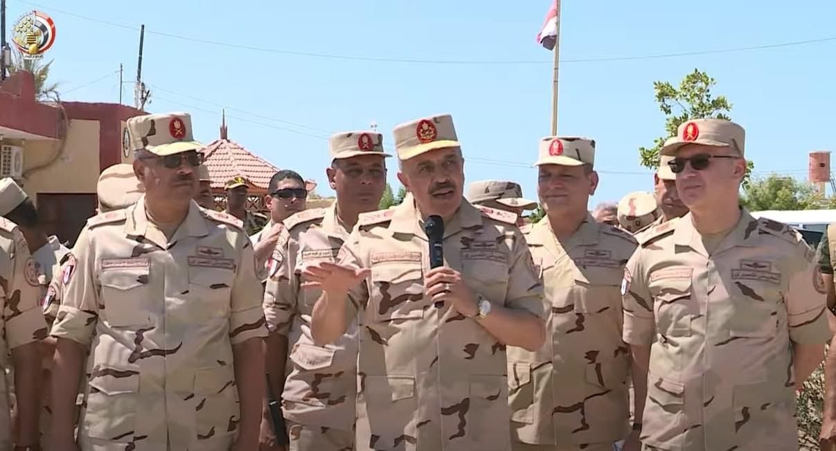 محدث بالفيديو والصور: رئيس أركان الجيش المصري يُجري زيارة مفاجئة للحدود مع قطاع غزة