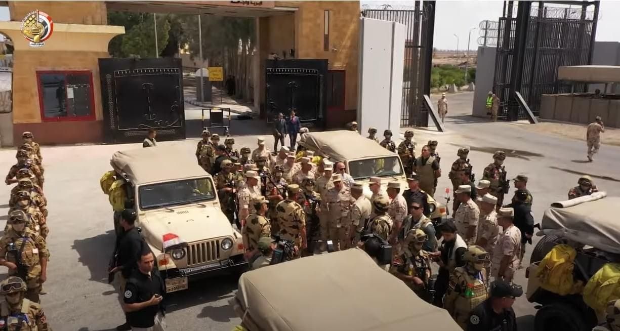 محدث بالفيديو والصور: رئيس أركان الجيش المصري يُجري زيارة مفاجئة للحدود مع قطاع غزة