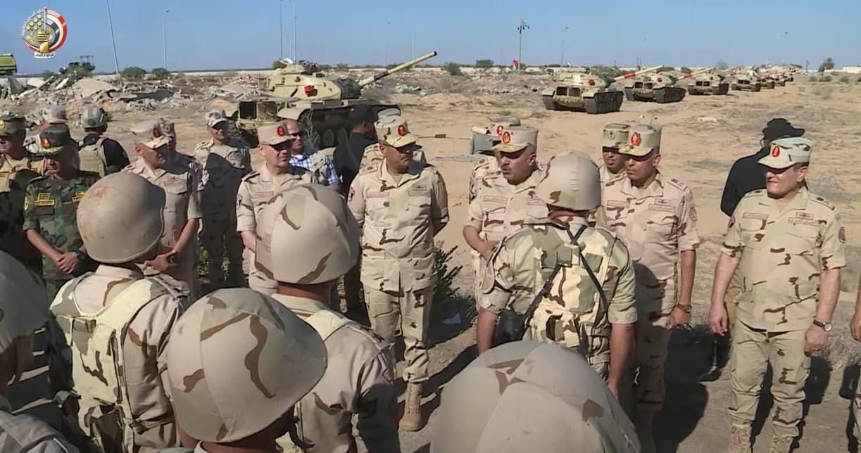 محدث بالفيديو والصور: رئيس أركان الجيش المصري يُجري زيارة مفاجئة للحدود مع قطاع غزة