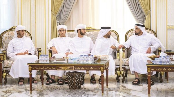 سيف بن زايد وخليفة بن طحنون يعزيان في وفاة هيرة خليفة الخييلي