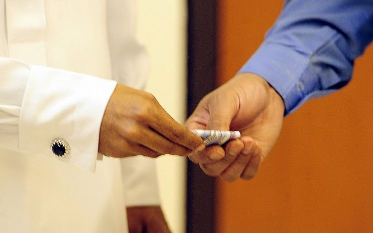 الامارات | مختصون يحذرون من قانون أمريكي يحظر دفع "الإكرامية" لجرسونات المطاعم