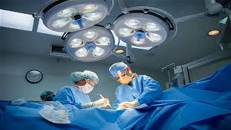 طبيبة تسمح لابنتها بحفر ثقب في جمجمة مريض وهذا ما حدث