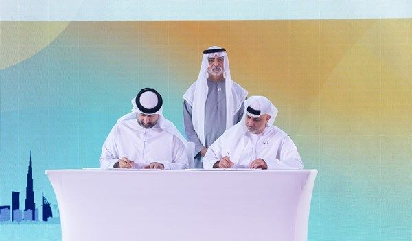 نهيان بن مبارك يشهد توقيع مذكرة تفاهم بين صندوق الوطن و"الذكاء الاصطناعي"