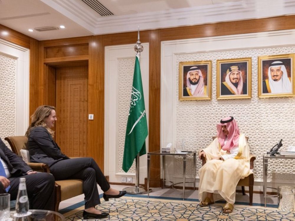 وزير الخارجية يستعرض العلاقات والتطورات مع مديرة المنظمة الدولية للهجرة