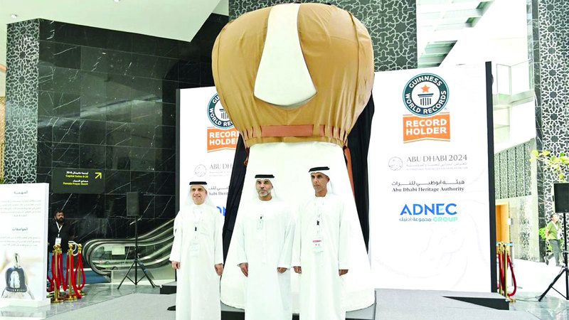 الامارات | إنجاز بأيادٍ إماراتية.. أكبر برقع صقر في العالم يدخل موسوعة غينيس