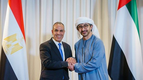 عبدالله بن زايد ووزير الخارجية المصري يبحثان العلاقات الأخوية والتطورات في المنطقة