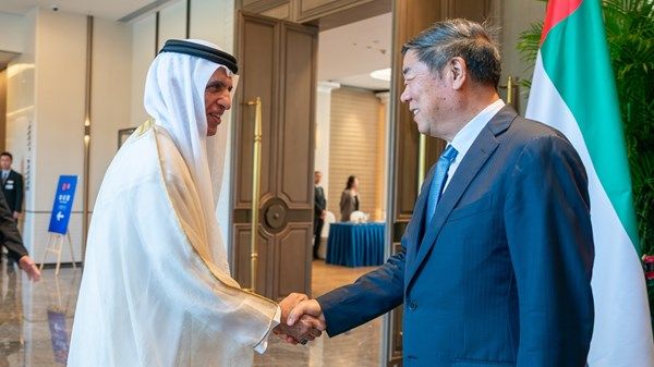 حاكم رأس الخيمة يلتقي نائب رئيس مجلس الدولة الصيني