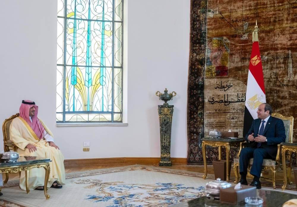 بتوجيه من القيادة .. وزير الداخلية يلتقي رئيس جمهورية مصر العربية 