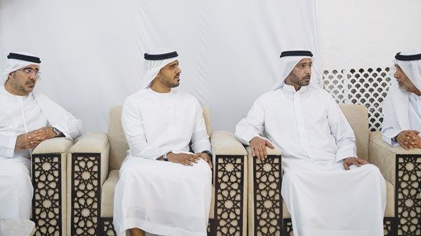 زايد بن محمد بن زايد يقدم واجب العزاء في وفاة والد الشهيد سيف خميس المهيري