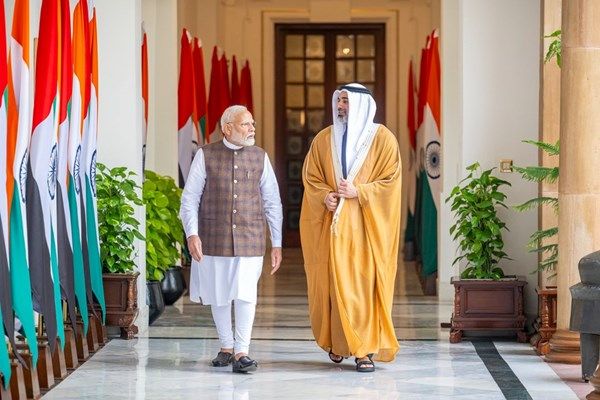 ولي عهد أبوظبي ورئيس الوزراء الهندي يبحثان العلاقات بين البلدين وسبل تعزيزها