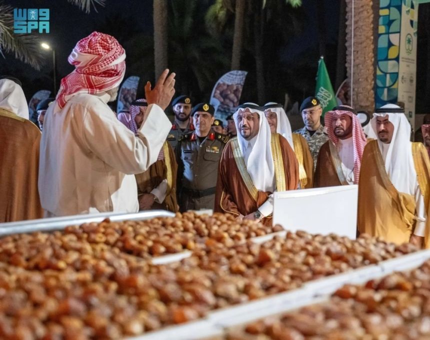 ثمرة "الخلاص" و"الصقعي" تُنافس "السكري"  بموسم عنيزة الدولي للتمور