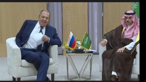 وزير الخارجية السعودي ممازحا لافروف: "الصحافة تنتظر إما أن نسقط أو نخطئ"