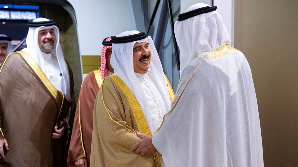 استقبله رئيس الدولة.. ملك البحرين يصل إلى أبوظبي في زيارة خاصة