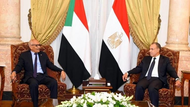 "لتعزيز العلاقات الثنائية".. وزير الخارجية يستقبل وزير خارجية السودان