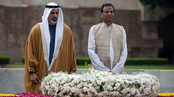 ولي عهد أبوظبي يزور ضريح المهاتما غاندي