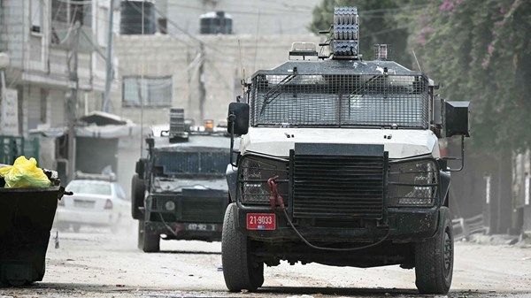 مستوطنون يعتدون على مسن فلسطيني بعد اختطافه في الخليل