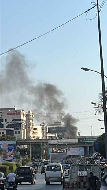 "النشرة": قطع طريق المطار عند مدخل مخيم برج البراجنة بالإطارات المشتعلة