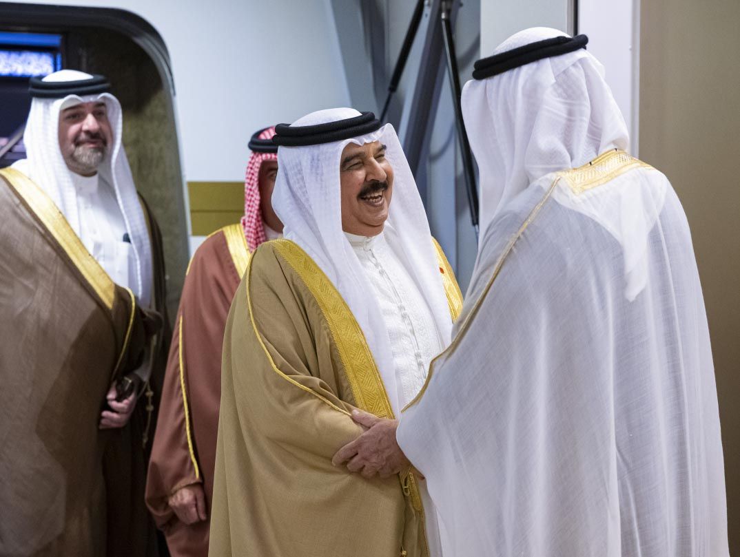الخليج اليوم .. استقبله رئيس الدولة..ملك البحرين يصل إلى أبوظبي في زيارة خاصة