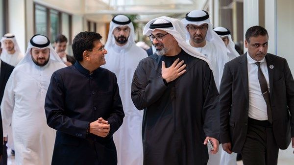 ولي عهد أبوظبي يحضر فعاليات ملتقى الأعمال الإماراتي الهندي في مومباي