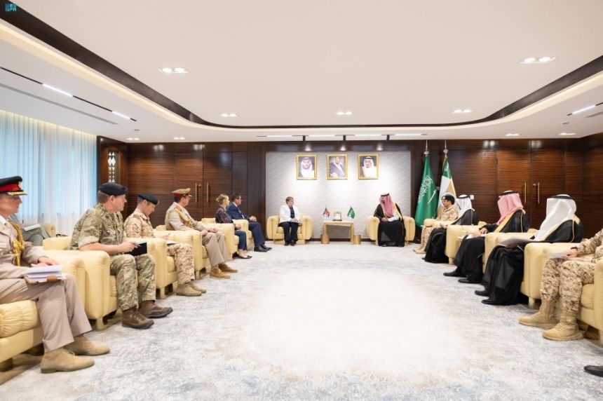 وزير الحرس الوطني يستقبل وزيرة المشتريات الدفاعية والصناعية البريطانية