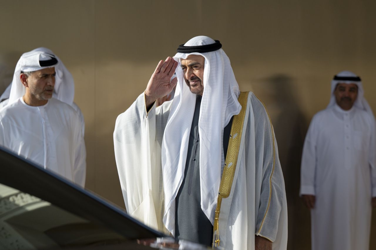 الخليج اليوم .. استقبله رئيس الدولة..ملك البحرين يصل إلى أبوظبي في زيارة خاصة