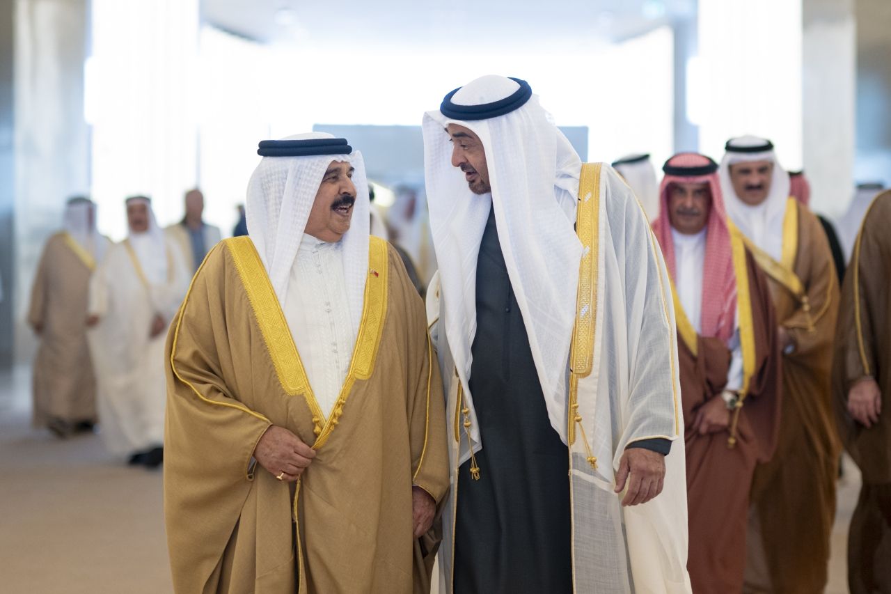 الخليج اليوم .. استقبله رئيس الدولة..ملك البحرين يصل إلى أبوظبي في زيارة خاصة